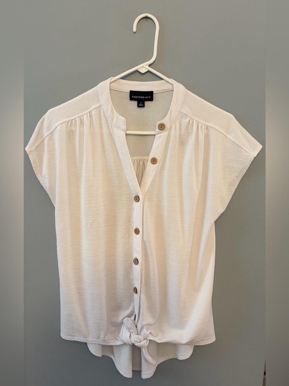 Fortune + Ivy White Button-Front Tie-Hem Cap Sleeve Top